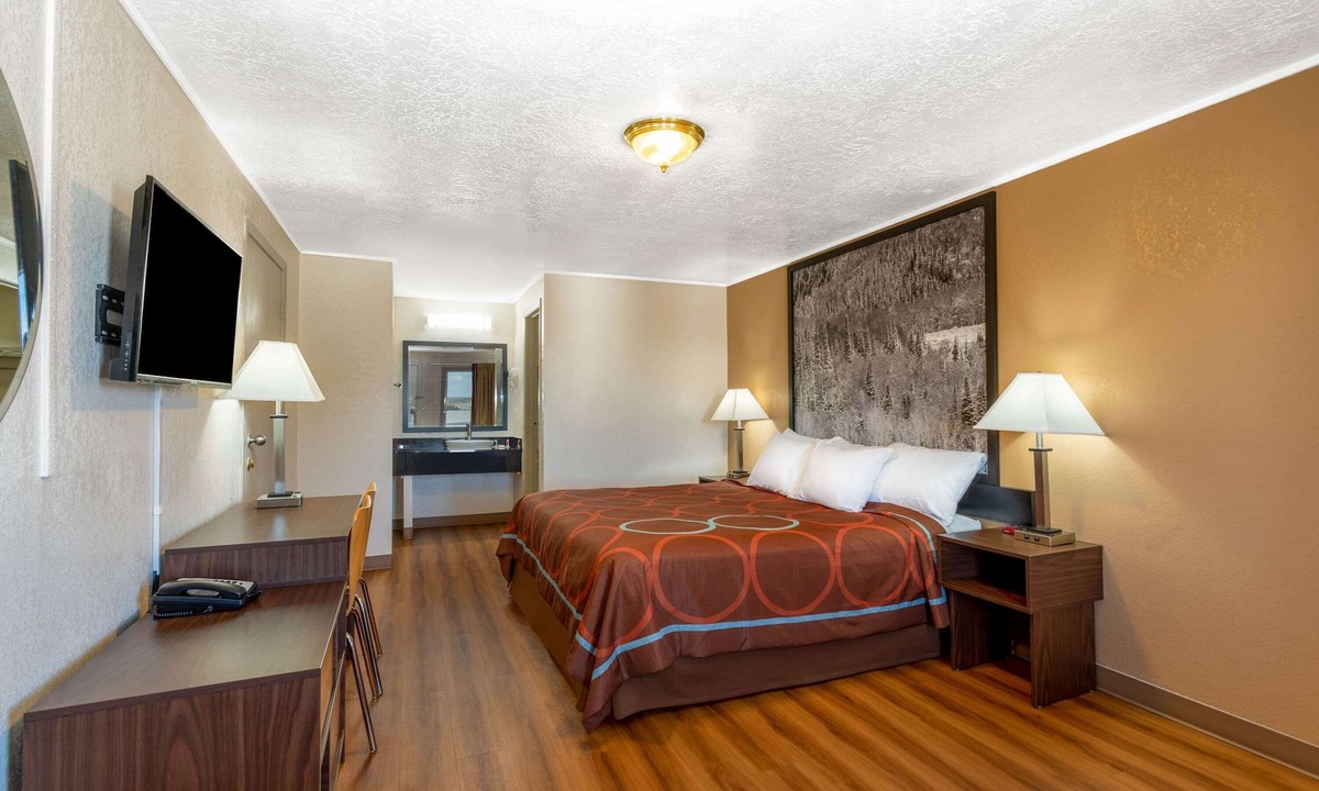 Evanston Hotel | Super 8 by Wyndham Evanston