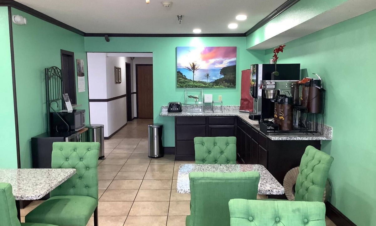 Riverside Hotel | Super 8 by Wyndham Riverside/Kansas City