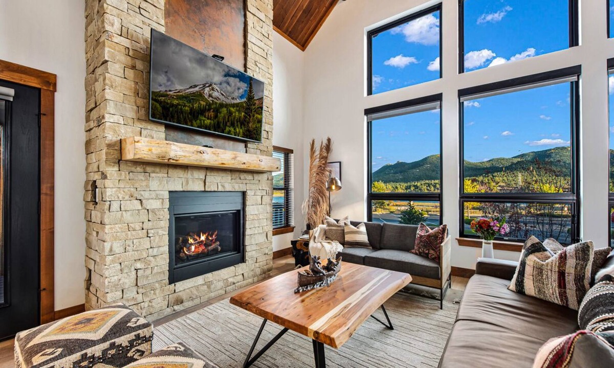 Estes Park Cabin | The Bears Den - Jacuzzi, Fireplace, BBQ Grill