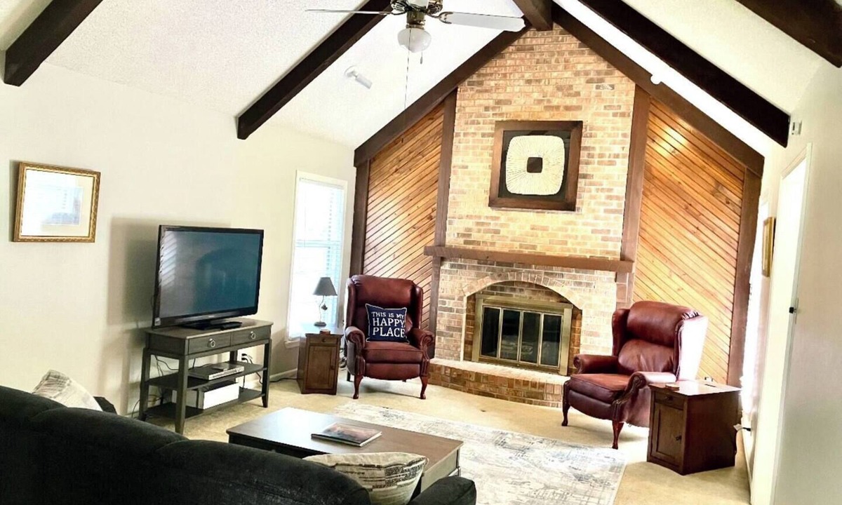Waldron House | The Bird House has at least one ‘bird’ in each room. How many can you find?