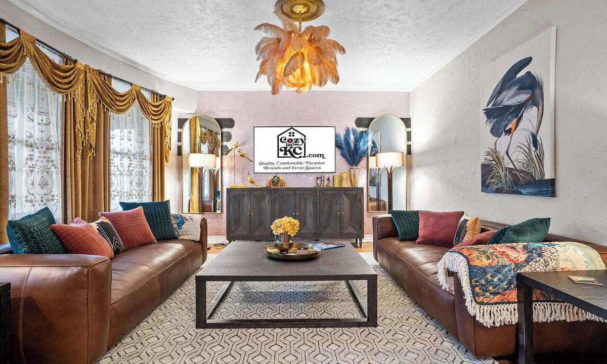 Hanover Place Apartment | The Downtown Luxe - Superior Amenities & minutes from downtown, Westport and the Plaza!