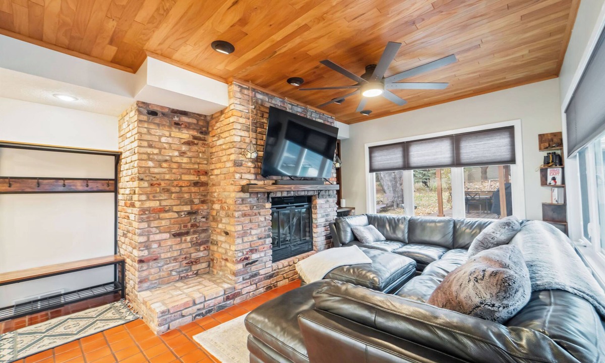 Windsor Heights House | The Love Shack | Spacious Family Getaway 5BR/3BA 10 Mins to Downtown