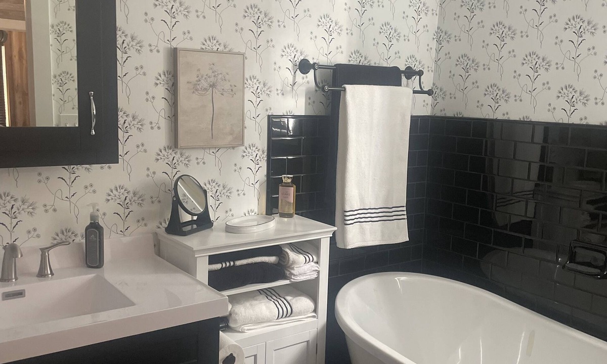 Wellfleet House | The Pink House - Charming, fully renovated, quiet getaway