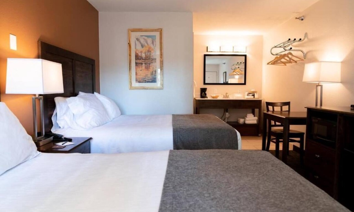 Saratoga Hotel | The Riviera Motor Lodge