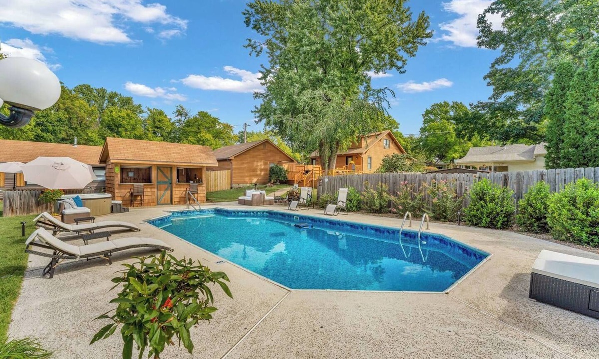 Manhattan House | The Wreath House. A resort style property located in Manhattan, Kansas.