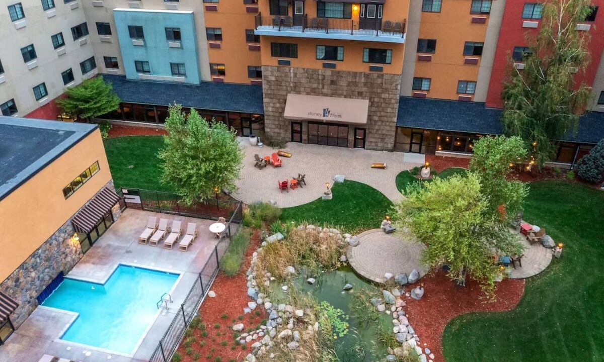 Sioux City Hotel | Theme Suite, Whirlpool, Stoney Creek, Dry Bar, Fireplace near 3rd St Attractions