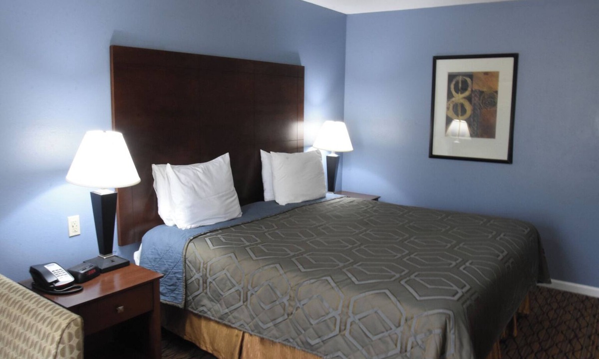 Clinton Hotel | Timber Motel