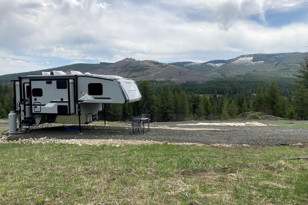 Santa House | Tiny Caravan Great for Couples with Landscape Views in Idaho