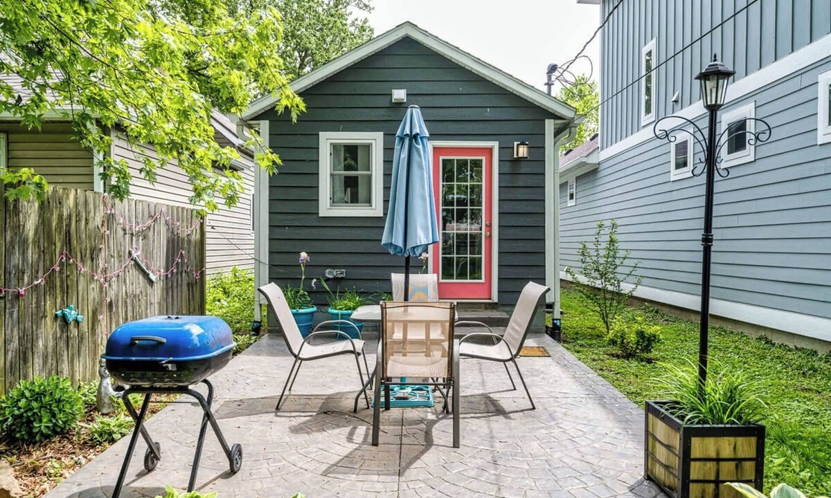 Fountain Square House | Tiny Home | King Bed | Patio | BBQ