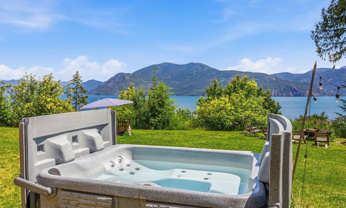 Sagle House | Tiny Home Paradise w/Hot Tub and Lake Views