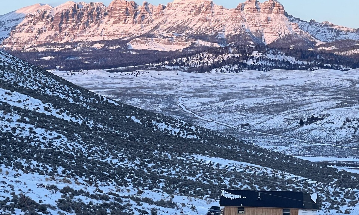 Dubois Cabin | Togwotee Pass RamsHorn Peak Cabin + 15 Acres, Great view, Animal friendly.
