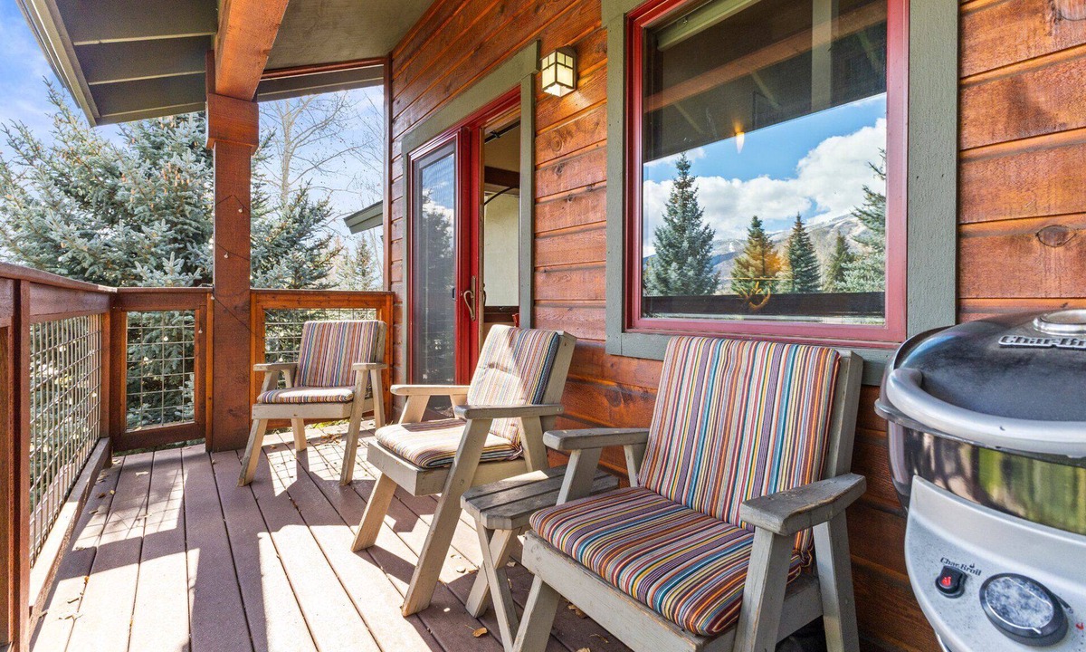 Steamboat Springs Condo | Top Floor Condo - Perfect for 3 Couples - Hot Tubs, Free Bus Route, Private Washer/Dryer,