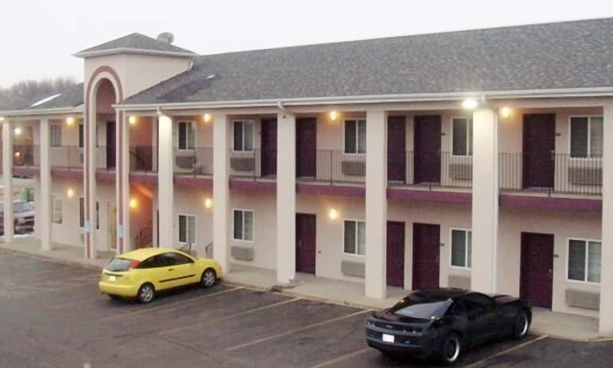 West Omaha Hotel | Townhouse Inn & Suites