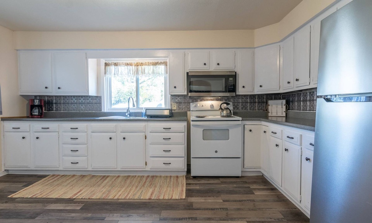 Stanley House | Traveling Professionals-Extended Stay-Pet Friendly!