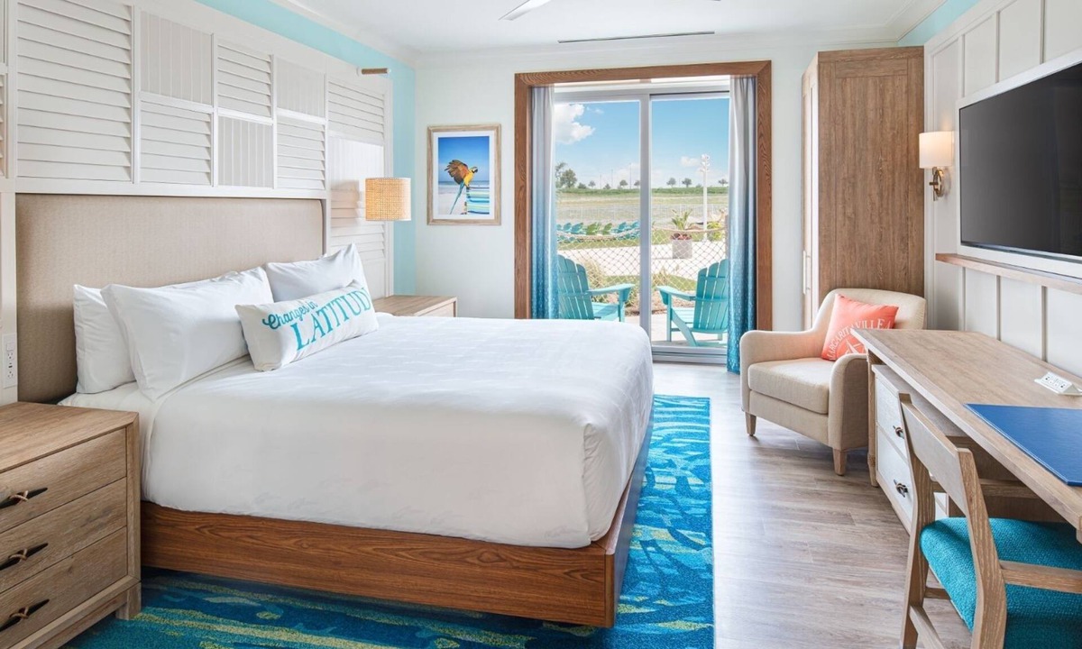 I-435 West KC-KS Hotel | Tropical Charm Awaits in this Private Room w/Relaxed Decor Near Kansas Speedway