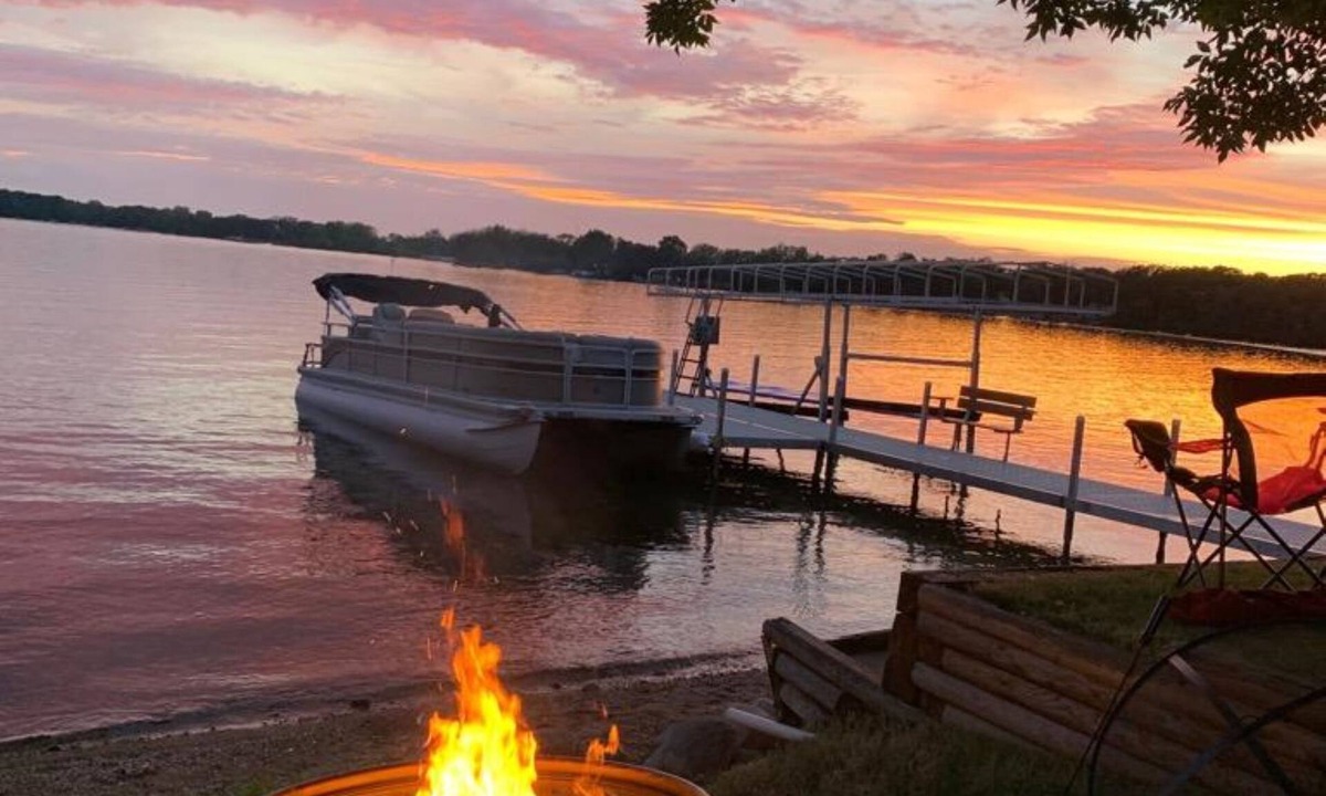 Litchfield House | Two cabin property on gorgeous Lake Minnebelle - perfect for families!