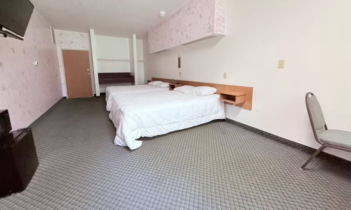Ida Grove Hotel | Two Charming Rooms Perfect for Budget Travelers Seeking Unique Themes in Iowa