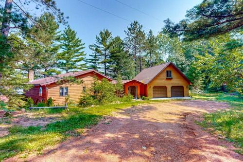 Lake Tomahawk House | Two Sisters Lakeside
