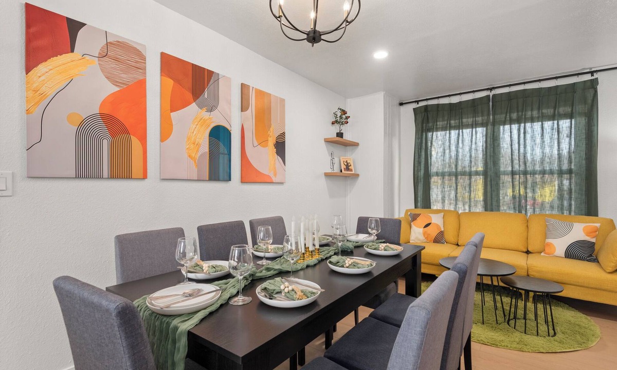 Lamar Heights Area House | Ultimate Family Retreat: Backyard, Games & Comfort