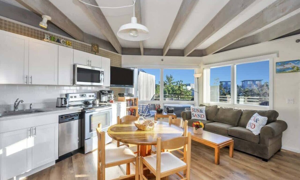 Napeague Apartment | Unit 1023: Studio | 2nd Floor-Pool View | Starfish