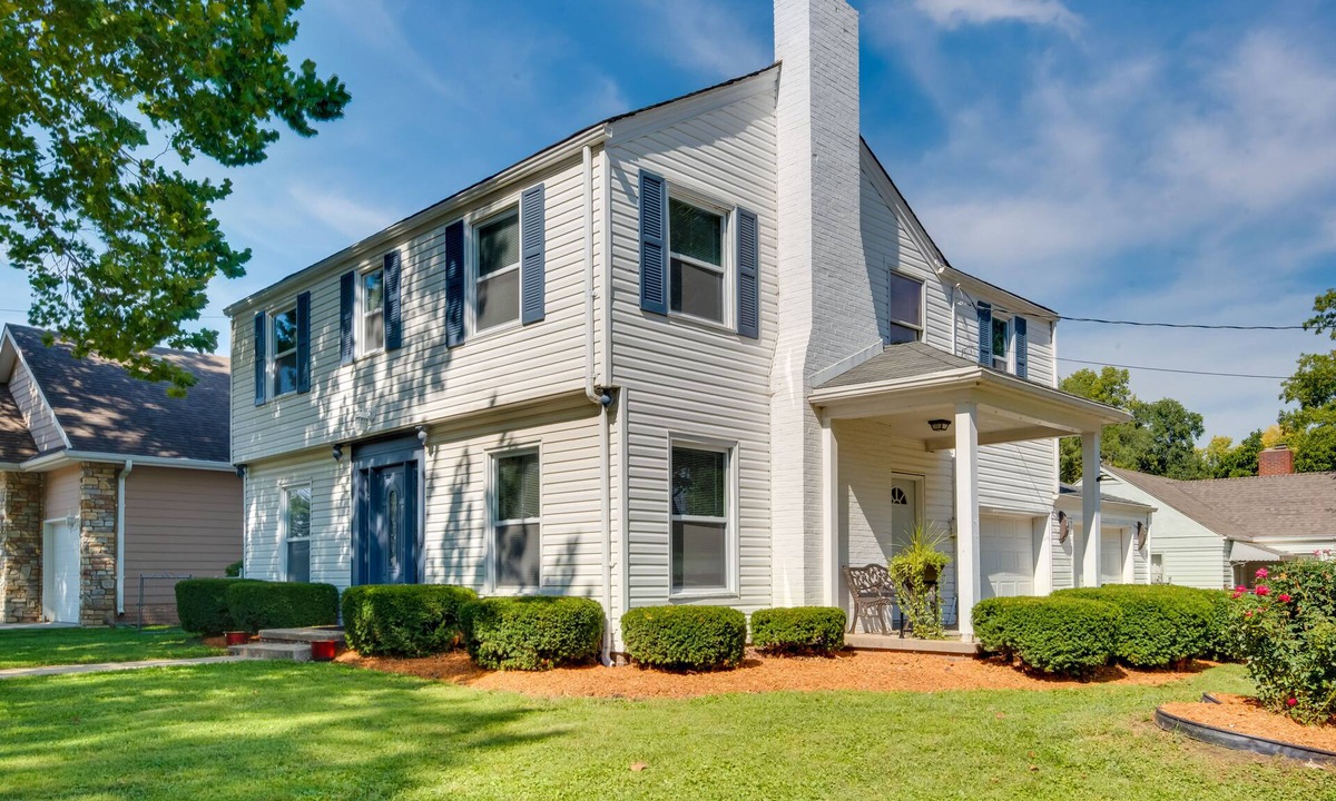 Urbandale House | Urbandale Oasis: Game Room, Patio, Grill & More!