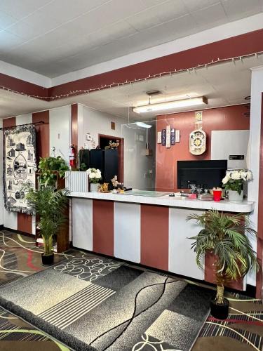 Salina Hotel | Village Inn Salina