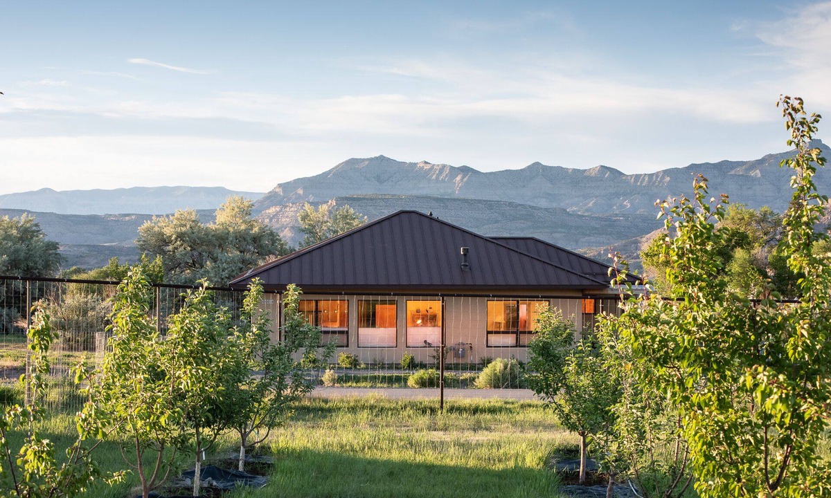 Mesa House | Vini's Place- A Cool Creek Retreat Pet Friendly and Fully Wheelchair Accessible!