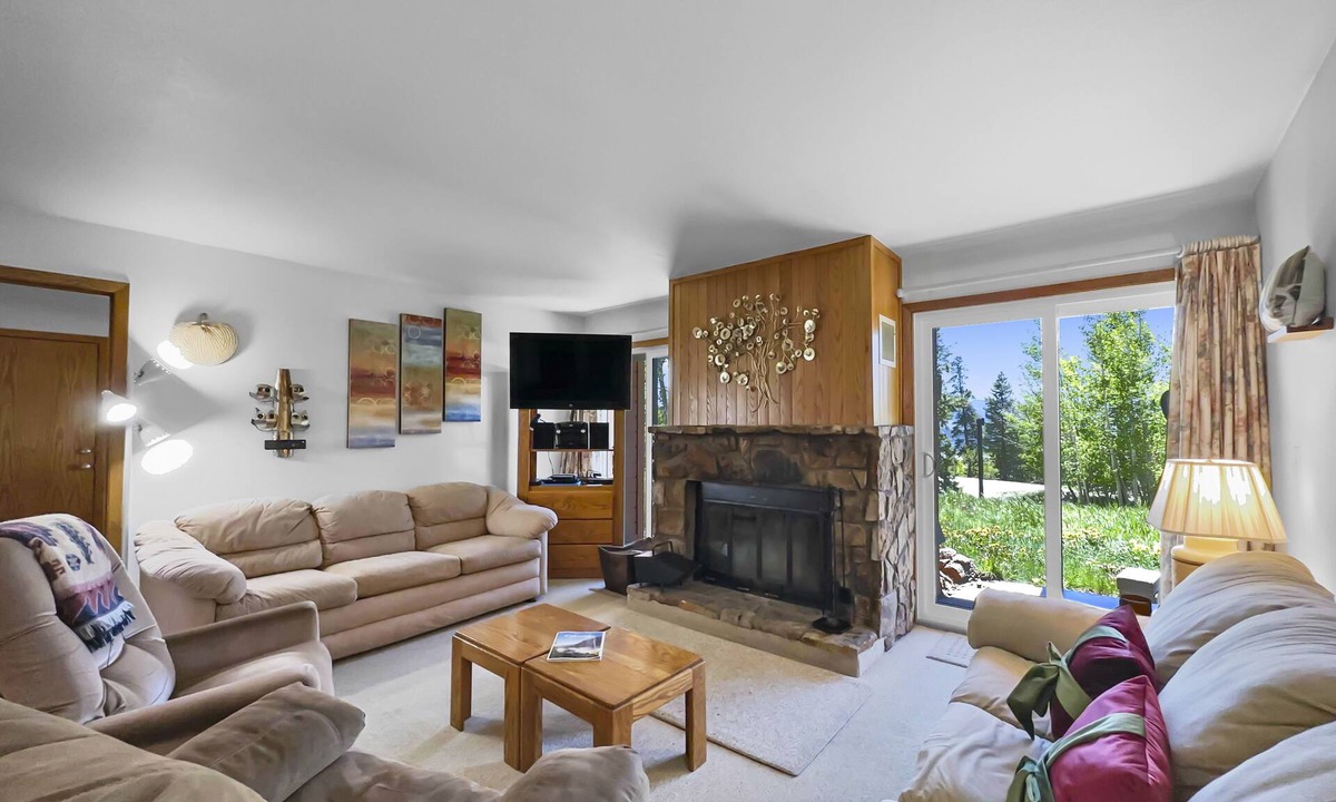 Wildernest Condo | Vintage Ski Condo in Quiet Setting. Wood Fireplace, Hot Tubs, Pool. BB103