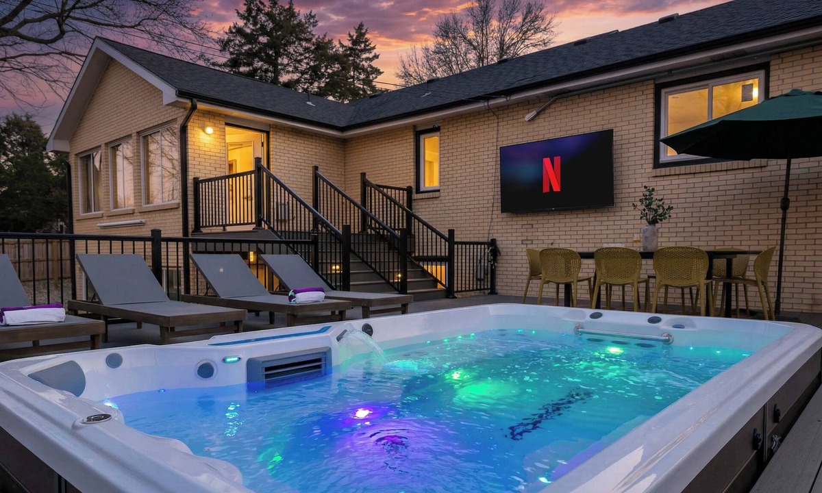 Manhattan House | Walk to KSU Stadium! Swim Spa, Putting Green, Gym, Fire Pit!