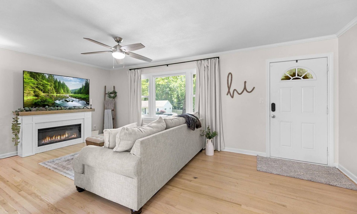 South Kansas City House | Walk to Martin City + Sleeps 6 + Yard + Fire Pit
