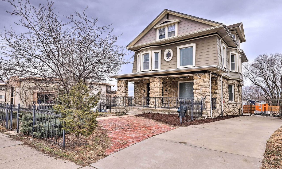 Southmoreland Apartment | Walkable KC Home Base! Near Sports Events & Fun