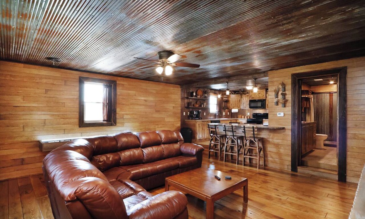Grandview Plaza Apartment | Wanderlust Suite - Rustic 2 Bed, 2 Bath Apt, King Beds!