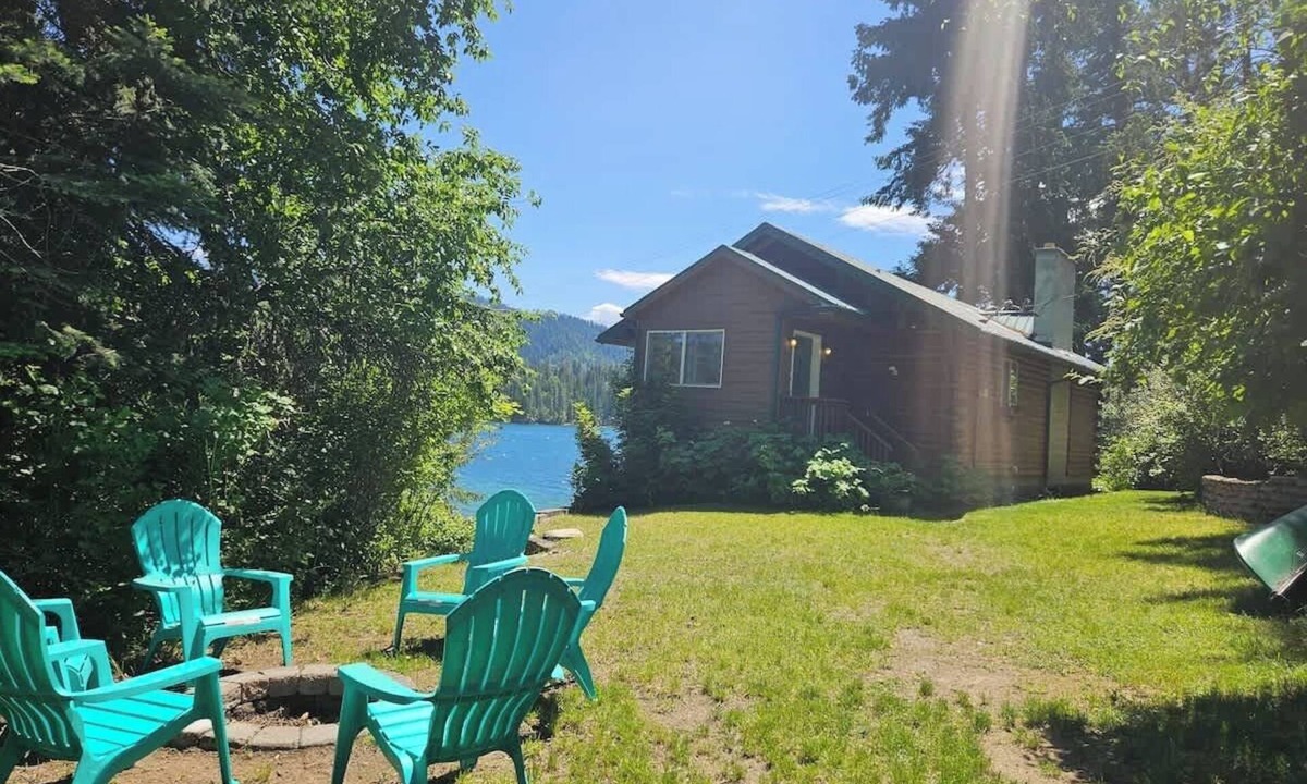 Hayden House | Waterfront cabin with dock on Hayden Lake