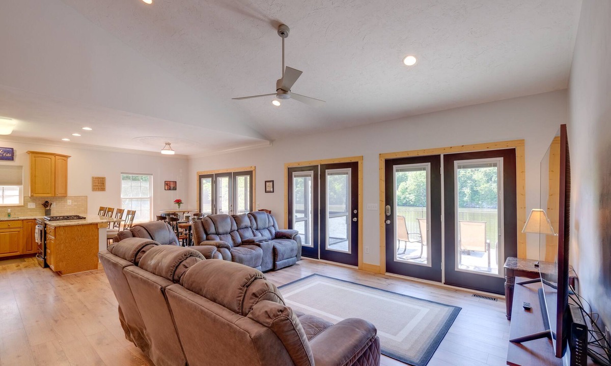 Goodview House | Waterfront Smith Mountain Lake Home w/Boat Dock!