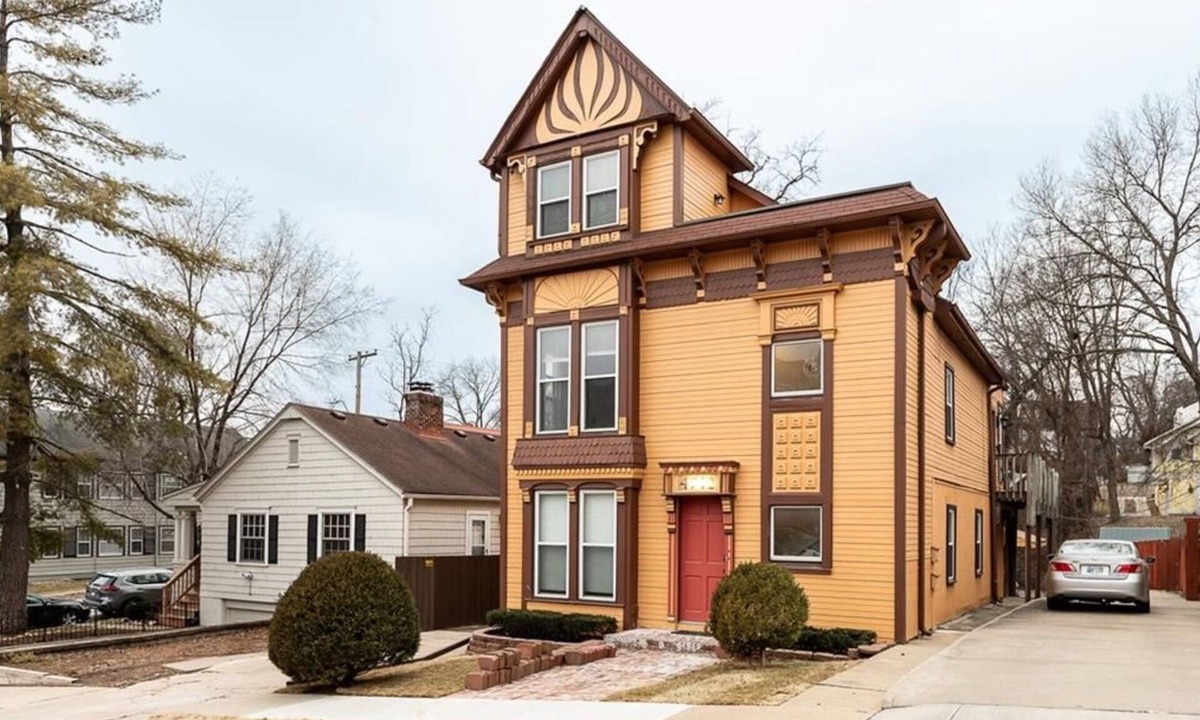 West Plaza House | West Plaza Charmer I - Duplex 2 Bedroom 1 Bath Off Street Parking in Kansas City