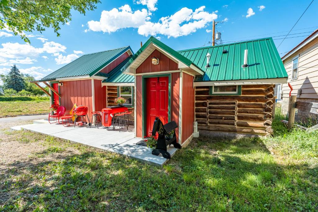 Sheridan House | Western Log Cabin Near Downtown Sheridan