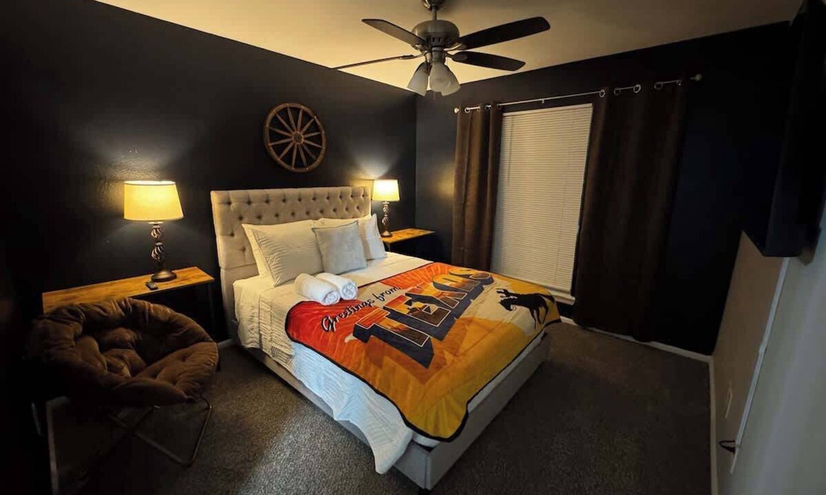 Midlothian House | Western PacMan | 2bd 2bth | 2 min Bella Woods