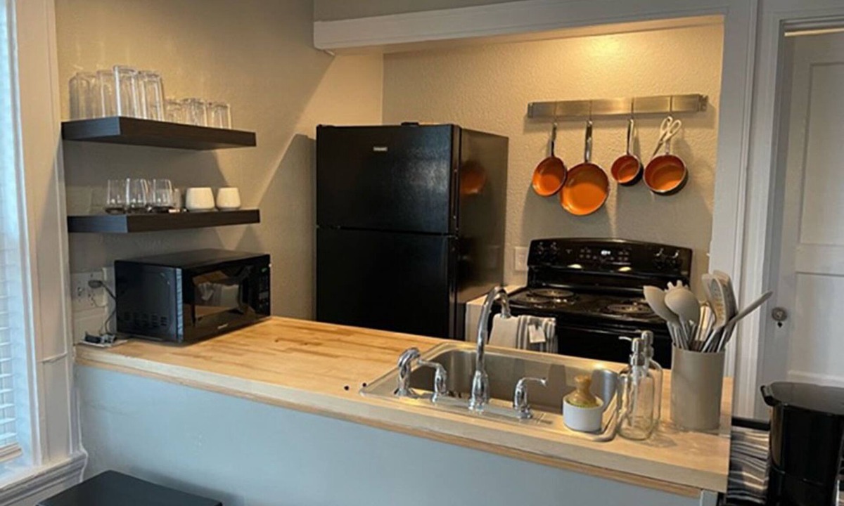 Southmoreland Apartment | Westport/Mid City 2 bed 1 bath haven with lots of natural light