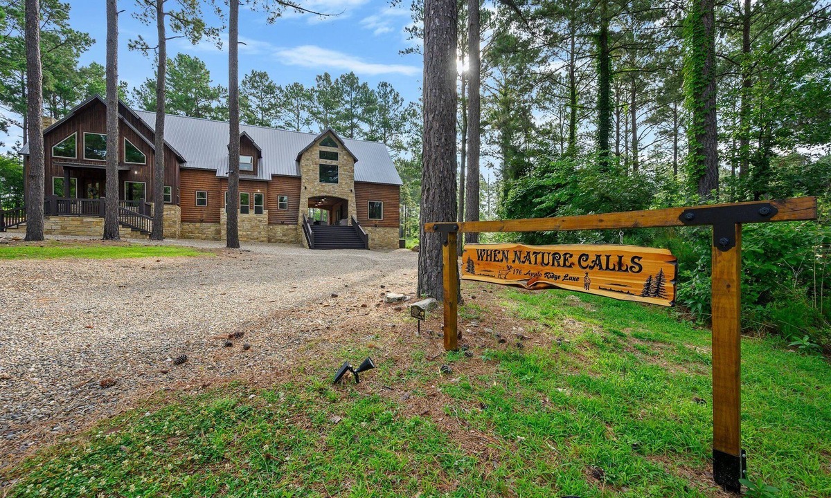 Hochatown Cabin | When Nature Calls: Sleeps 31 Bunk Room + Game Room