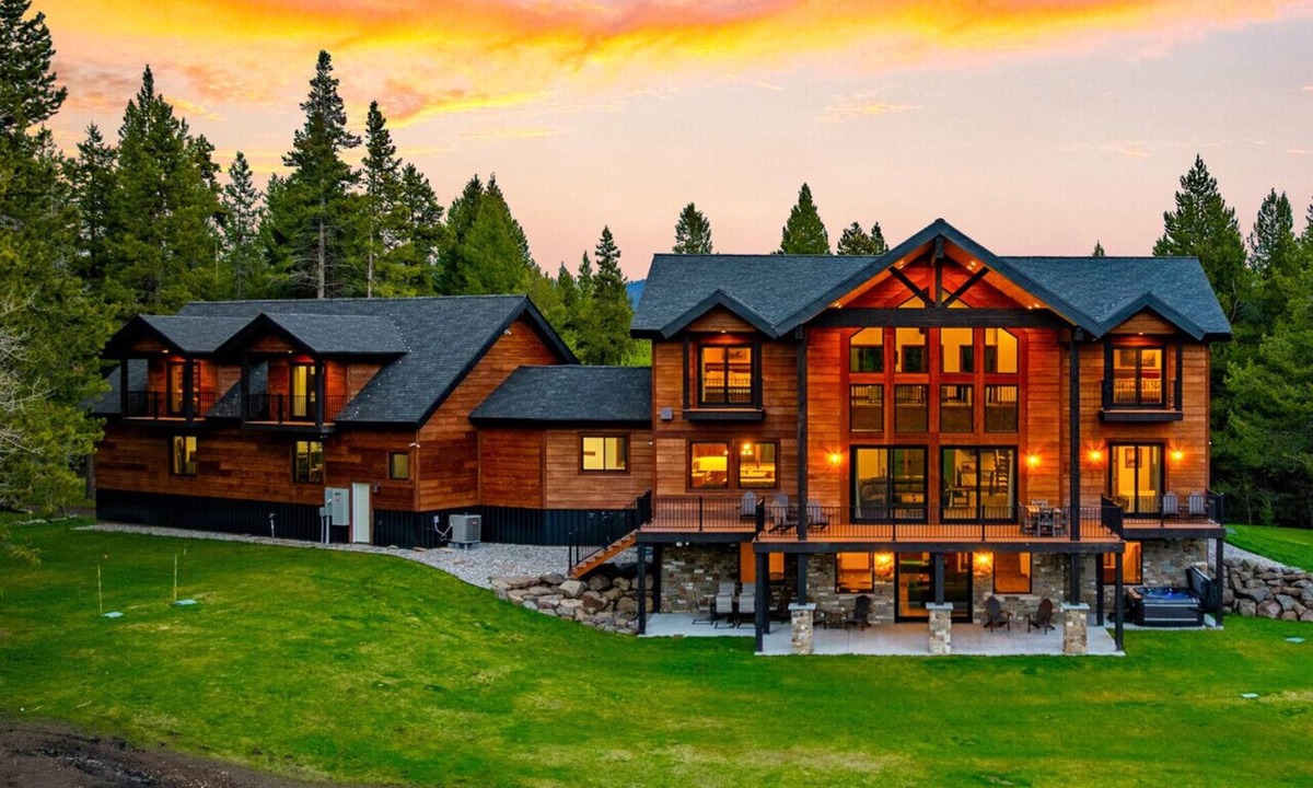 Island Park House | White Wolf Lodge | Luxe Estate Sleeps 22, Hot Tub, Game Room, & More!