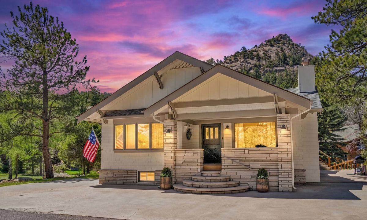 Estes Park Cabin | Wildhorse at Estes- A family riverside retreat W/HotTub, Game Room