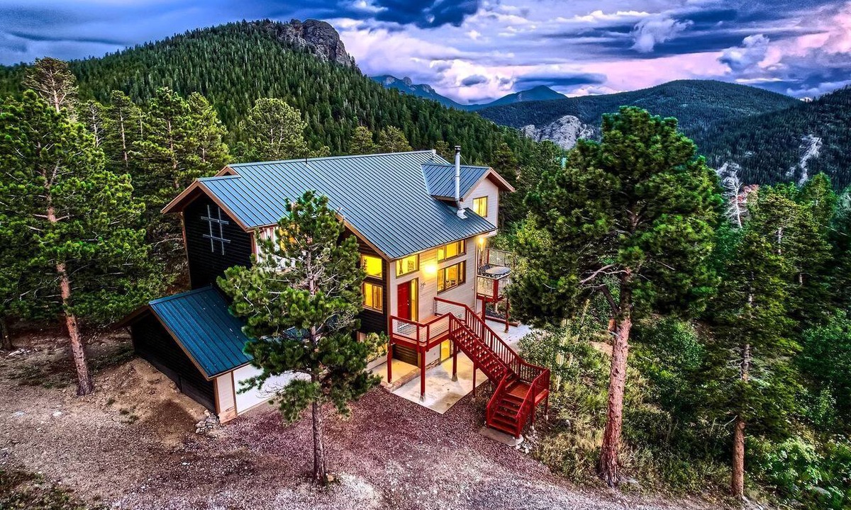 Rollinsville Cabin | Wonderful Cabin Nestled Amidst Trees in the Mountains of Nederland, Colorado