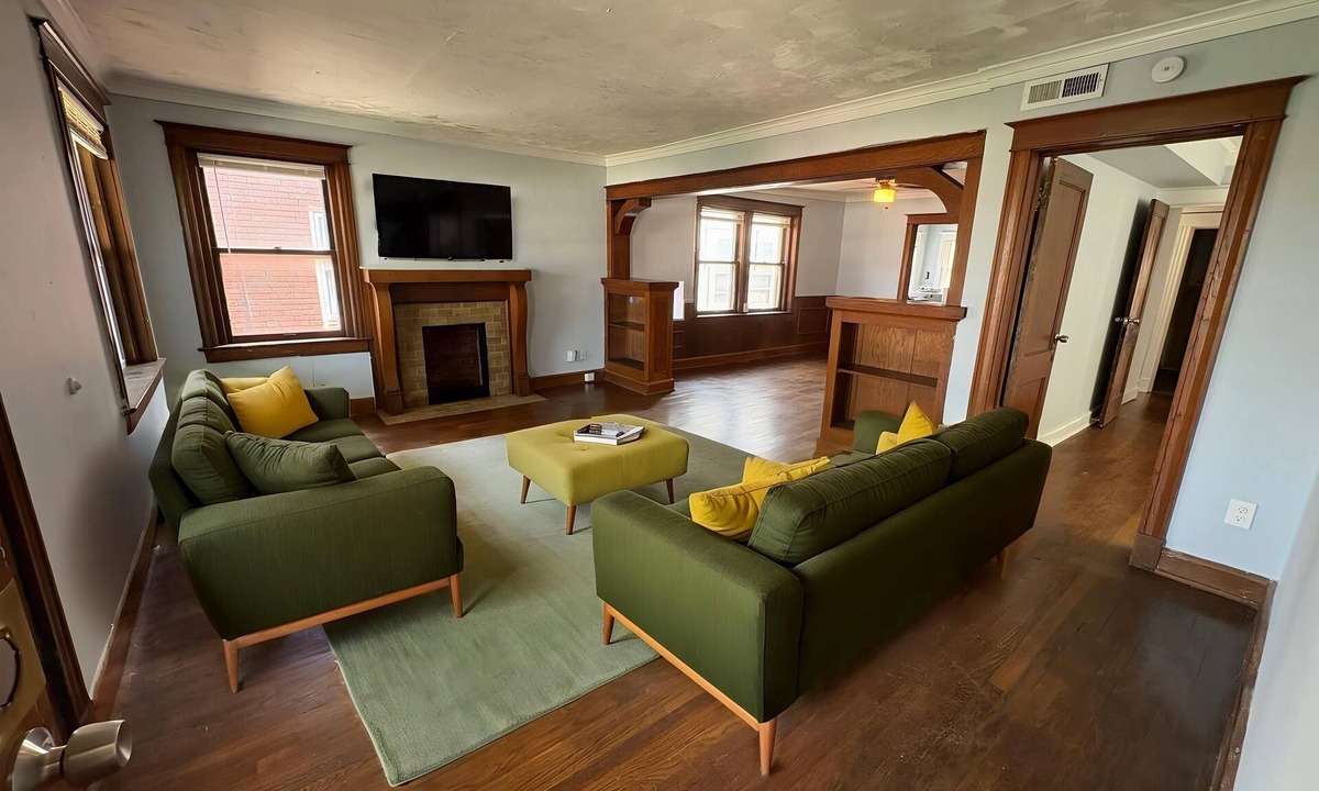 Southmoreland Apartment | World Cup LOCATION! 1/2 block to KC Streetcar which connects you to stadium!
