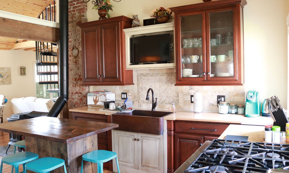 South Kansas City Cottage | WORLD CUP matches just 5 min away! 75" TV, KING BED, Lg 1 acre Yard, Sleeps 8
