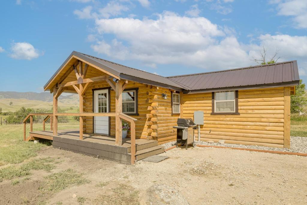 Saddlestring House | Wyoming Cabin Escape: Panoramic Mountain Views!