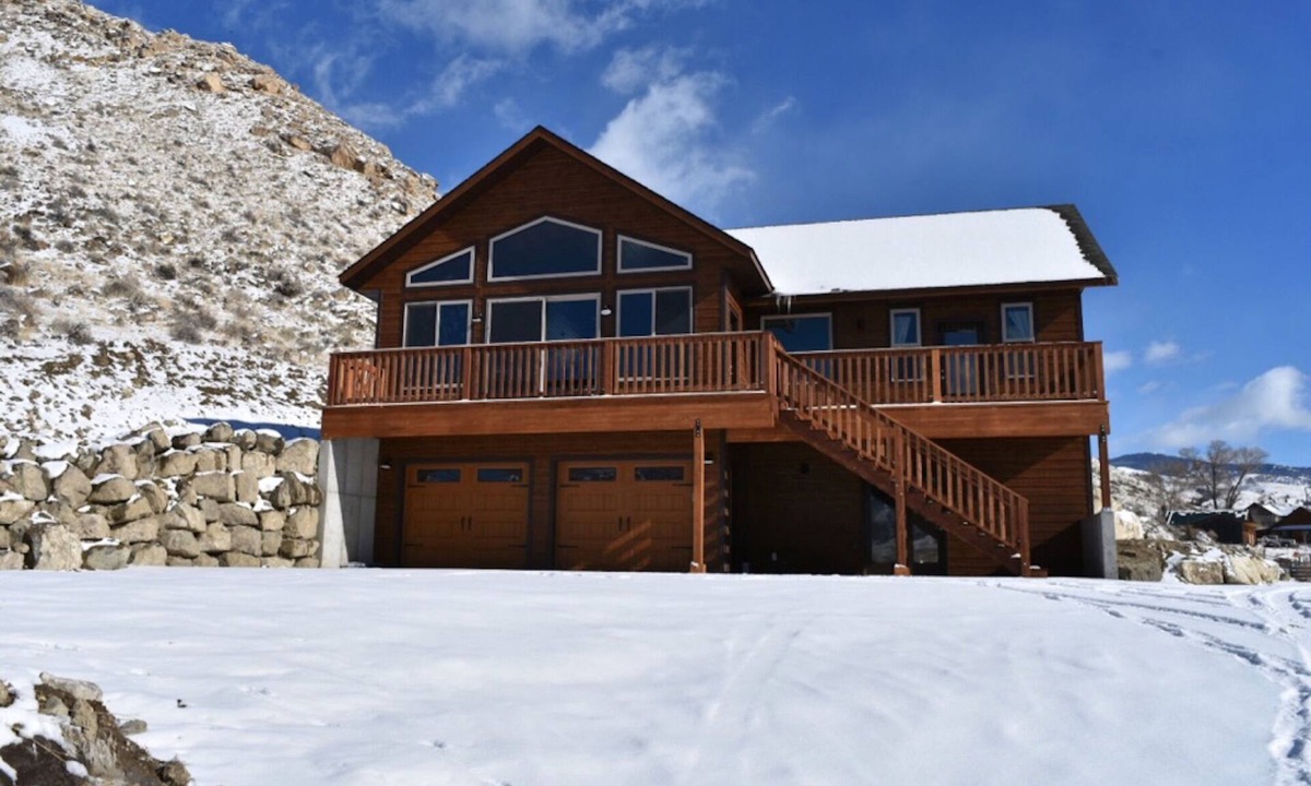Gardiner House | Yellowstone Northern Views - Gorgeous Home. One mile to Yellowstone!