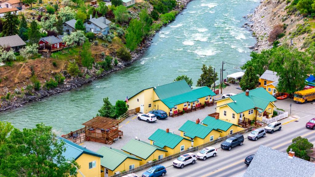 Gardiner Hotel | Yellowstone Riverside Cottages