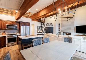 4 Masters & 2 Hot tubs! BBQ - Perfect for large family!