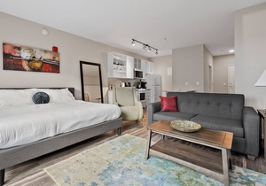 Experience the Ultimate Getaway at Our Beautiful Oasis Steps from Nightlife 342