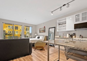 Experience the Ultimate Getaway at Our Beautiful Oasis Steps from Nightlife 342
